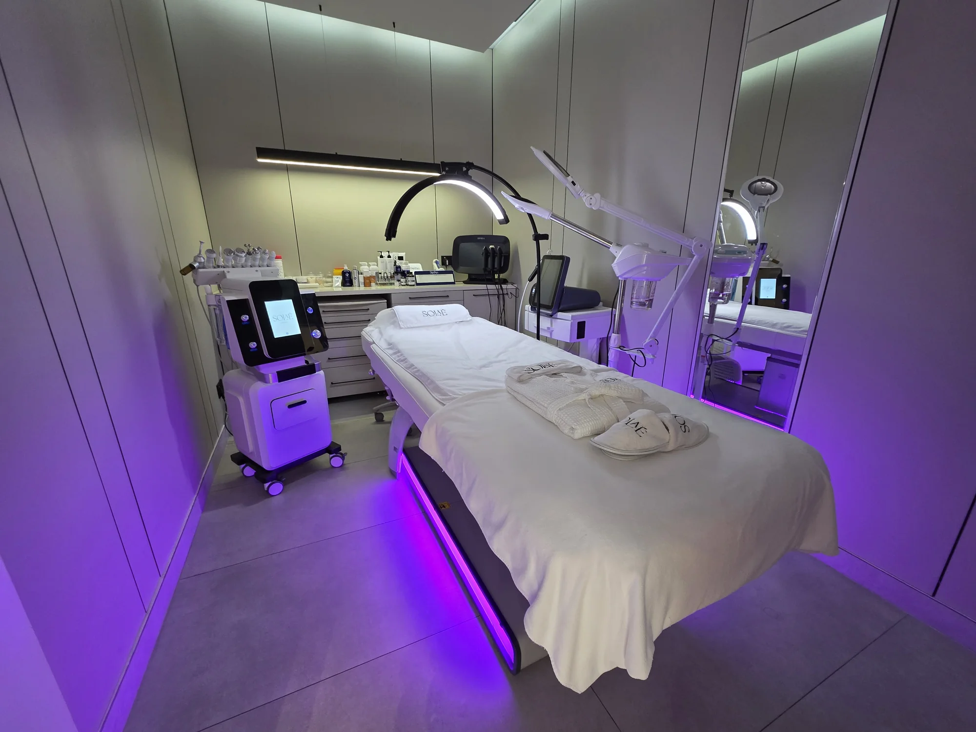 SOLA&Eacute; facial treatment room